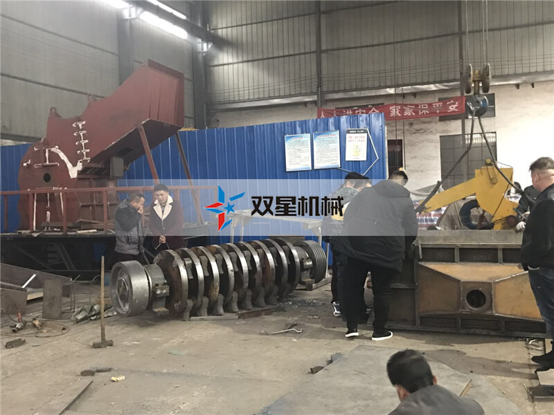 客戶參觀我廠木材粉碎機(jī)