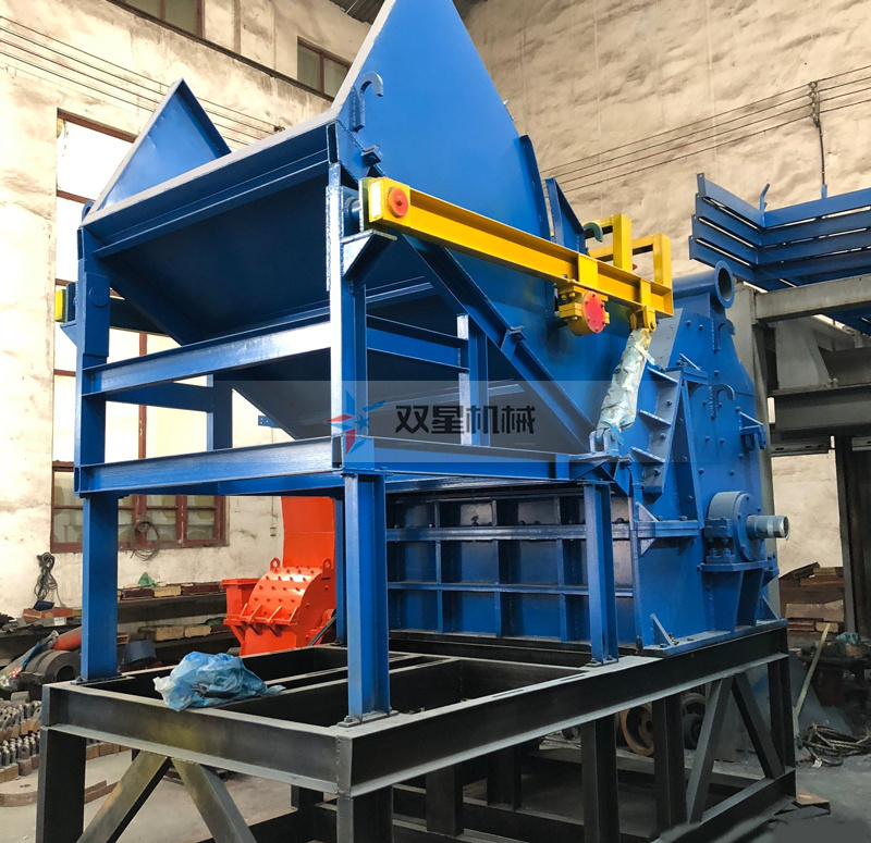 廢鐵粉碎機生產車間