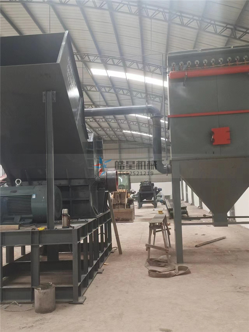 <a href='http://www.sffyiuj.cn/' target='_blank'><span>金屬粉碎機(jī)</span></a>作業(yè)現(xiàn)場(chǎng)