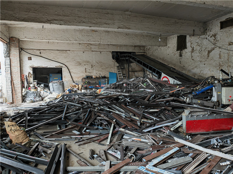 廢鋁粉碎機斷橋鋁粉碎機設(shè)備作業(yè)現(xiàn)場拍攝 廢鋁粉碎機斷橋鋁粉碎機設(shè)備作業(yè)現(xiàn)場拍攝