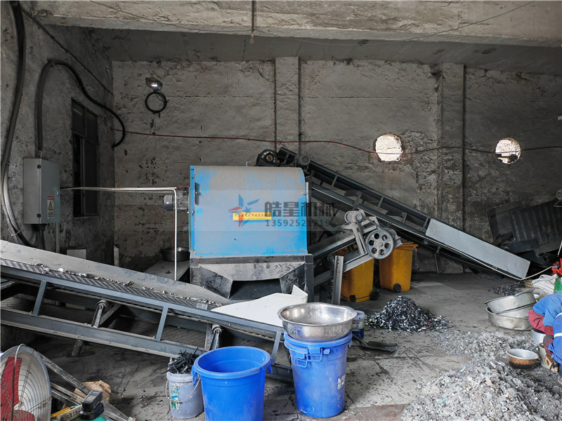 廢鋁粉碎機斷橋鋁粉碎機設(shè)備作業(yè)現(xiàn)場拍攝 廢鋁粉碎機斷橋鋁粉碎機設(shè)備作業(yè)現(xiàn)場拍攝